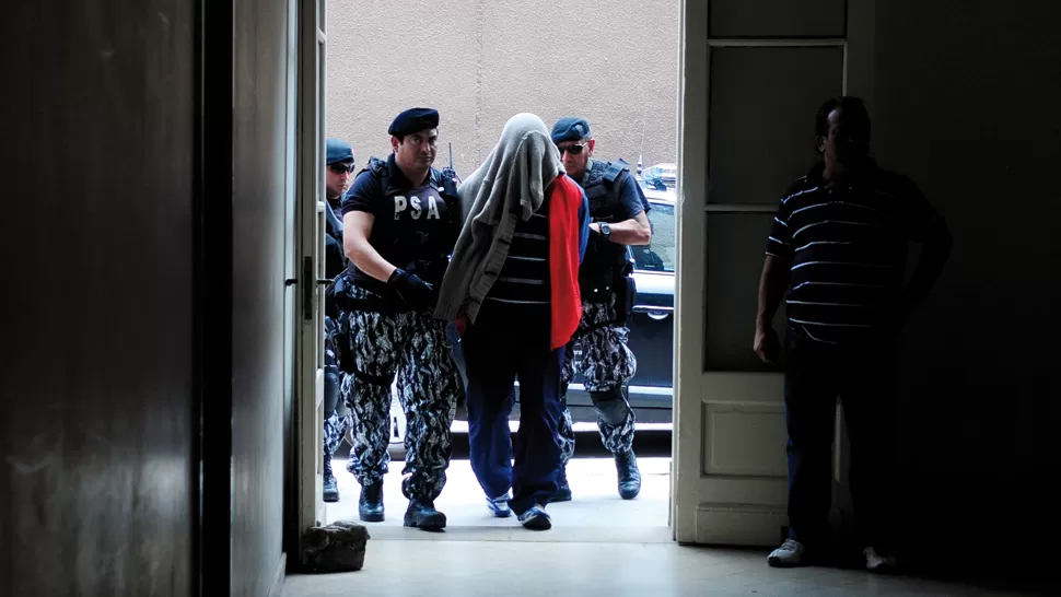ACUSADOS. El caso derivó en la detención de funcionarios, en la foto el ex subjefe Nicolás Barrera llega a Tribunales. ARCHIVO LA GACETA 