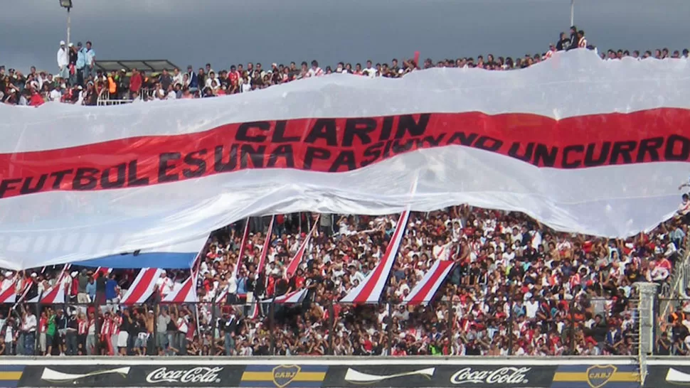 UNIDOS. La 12 y los Borrachos del Tablón mostraron banderas contra el Grupo Clarín en un clásico en la cancha de Boca.
