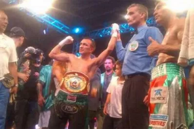 Narváez retuvo el título supermosca con otro KOT