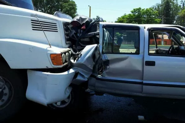 Un camión chocó a una camioneta en un control vial y dejó seis heridos