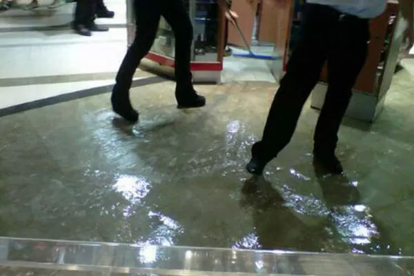 Se inundó el tercer piso de un shopping en Buenos Aires