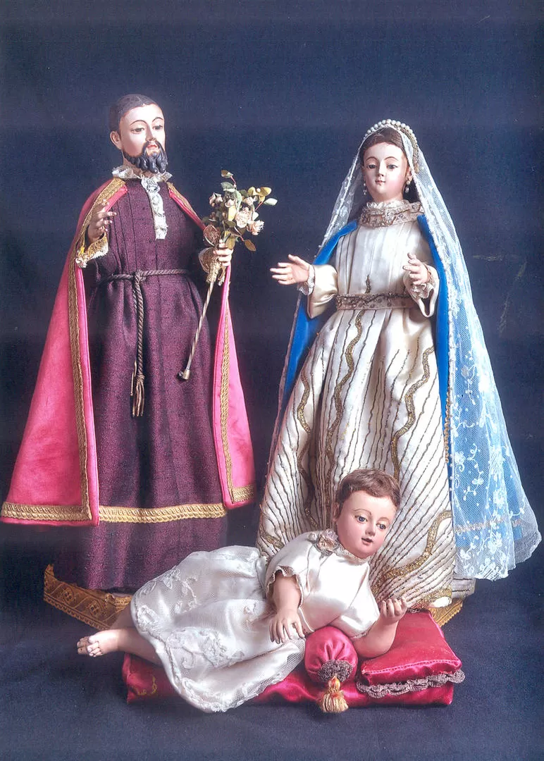PESEBRE COLONIAL. Imágenes de vestir de la Virgen y San José, y el Niño de madera tallada. Pertenecieron a la familia Viaña y se conservan en el Museo de Arte Sacro. 
