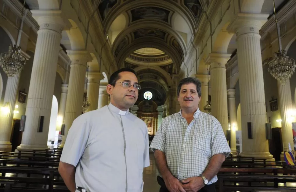 APÓYO ESPIRIITUAL, EN EL MOMENTO CRUCIAL. El padre  Ortiz y el laico Héctor Varela, en la Catedral. 