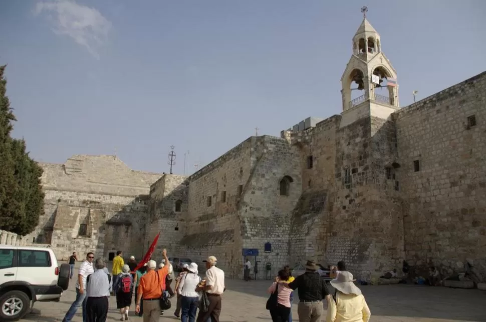 EMBLEMA DEL CRISTIANISMO. La Basílica de la Natividad, visitada por gente de todos los credos, es administrada por la Autoridad Palestina. lasestrellasdelcamino.blogspot.com