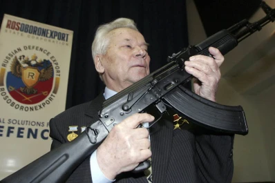 Murió Kalashnikov, el creador de los fusiles de asalto más famosos