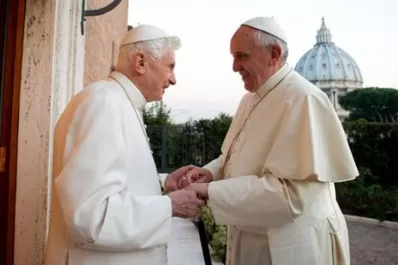 El Papa Francisco y Benedicto intercambiaron regalos navideños