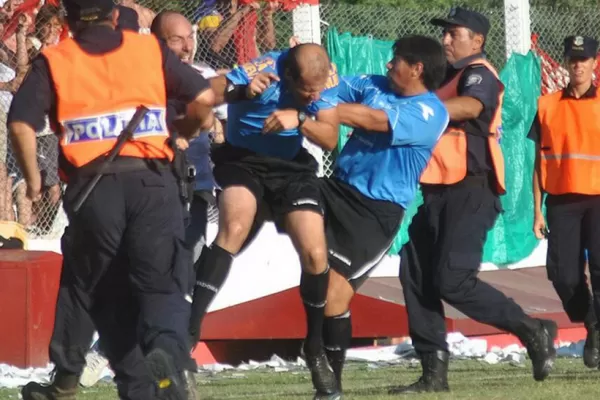Salvaje agresión al árbitro Mariano González en una liga de Buenos Aires