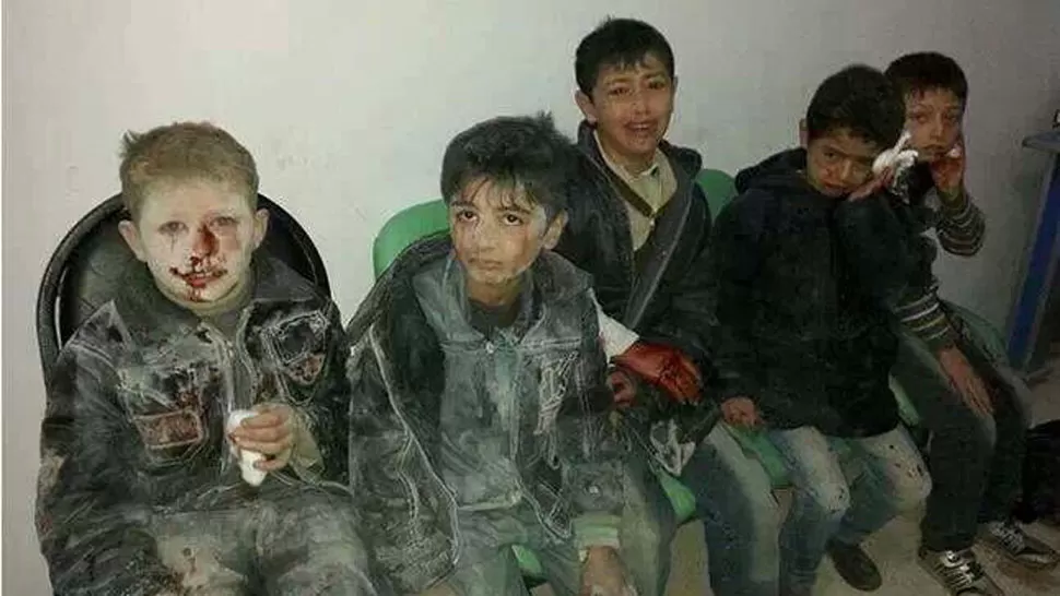 DOLOR SIN FIN. Varios niños, heridos durante el bombardeo, esperan ser atendidos en un hospital de Alepo. FOTO DE TWITTER @LIZSLY