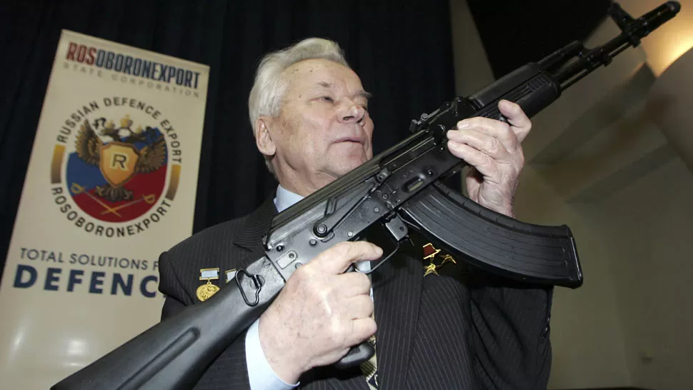 MATADOR. Kalashnikov, en una foto de 2006, posa con el último modelo del rifle de asalto que más personas ha matado en el mundo. REUTERS