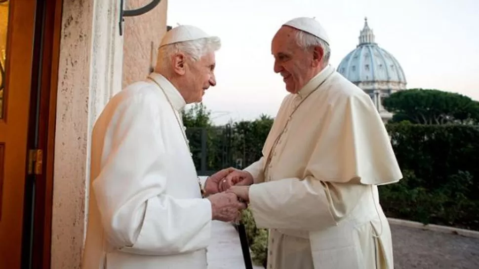 JUNTOS. Benedicto XVI y Francisco se reunieron hoy. FOTO TOMADA DE INFOBAE.COM.AR