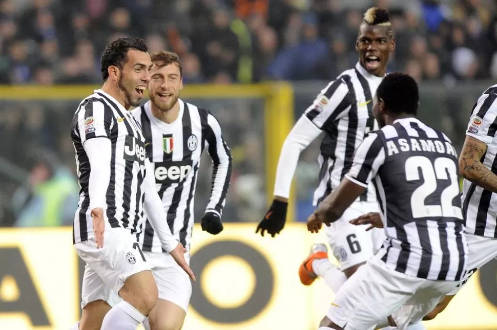 ¡QUÉ SONRISA! Tevez festeja su gol, el primero de Juventus a Atalante. Fue 4-1. 