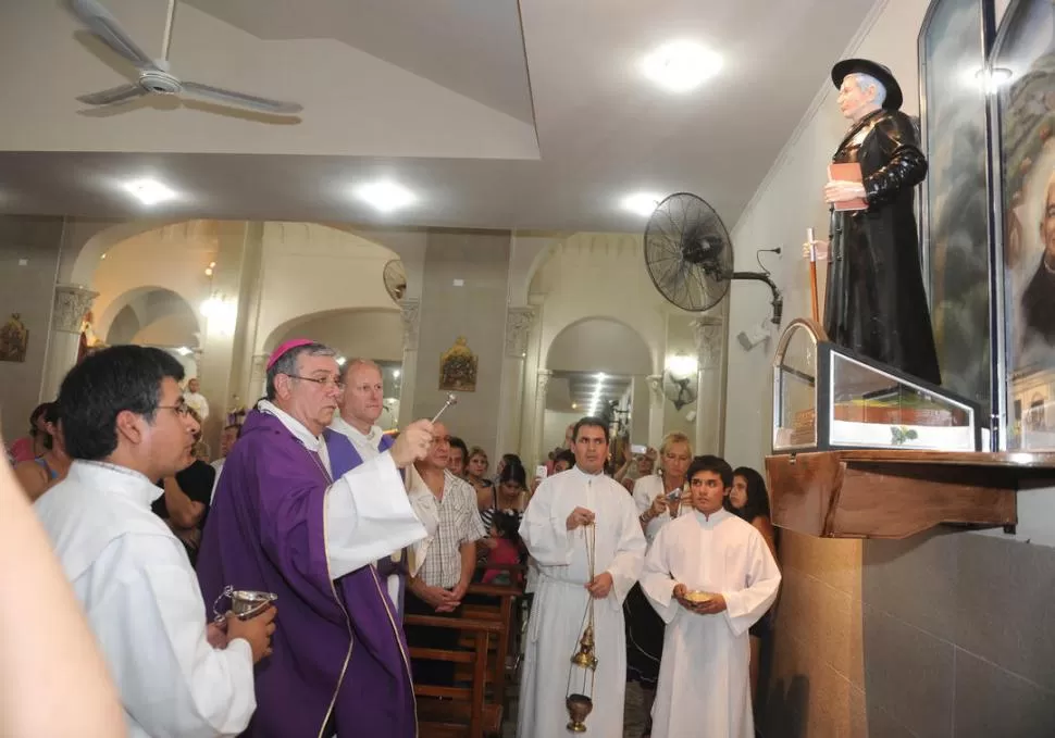 BENDICIÓN. El arzobispo, Alfredo Zecca, bendice los relicarios que quedarán expuestos en San Roque.  la gaceta / foto de hector peralta 