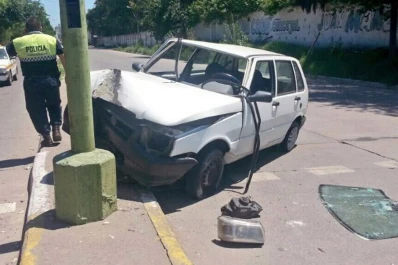 Pinchó una rueda del auto, perdió el control y se estrelló contra un poste