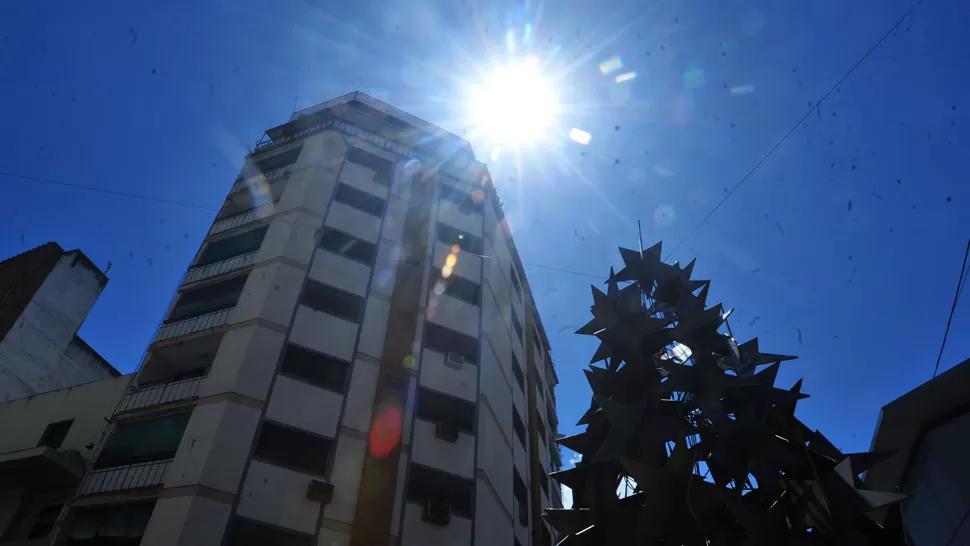 CALOR. Ayer, el sol castigaba el árbol navideño de Mendoza y Muñecas; todo indica que hoy ocurrirá lo mismo
