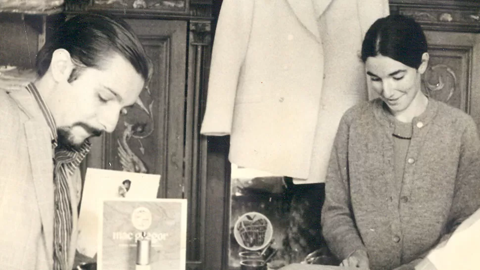 PERIODISTA SIEMPRE. Rodolfo Windhausen toma afanosamente notas, durante el reportaje a una vendedora de ropa de Tafí Viejo, en 1971.