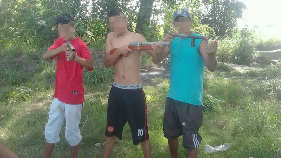 HORROR. Los Pibes de la Villa subieron fotos de tres integrantes mostrando las armas caseras que tienen en su poder.

