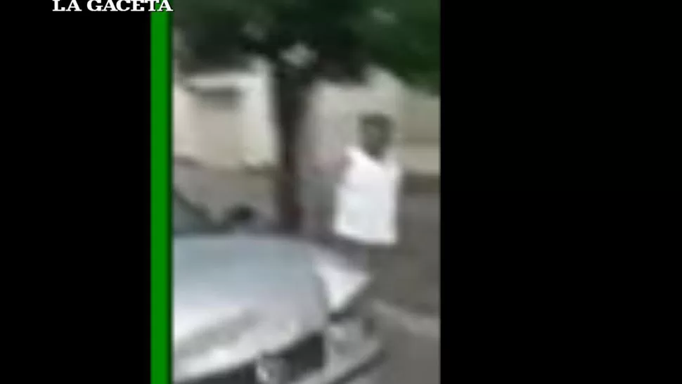 PELEA. Uno de los protagonistas baja de su auto. FOTO TOMADA DEL VIDEO. 