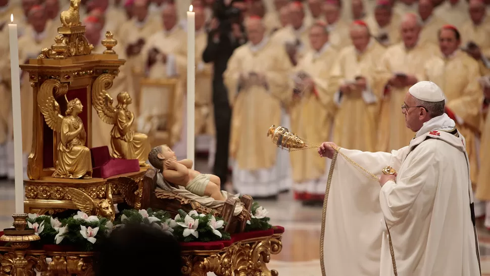 CELEBRACIÓN. La Misa de Gallo fue adelantada para que el Papa pueda descansar para continuar con los festejos el 25. REUTERS