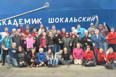 Un barco con 74 personas está varado en la Antártida