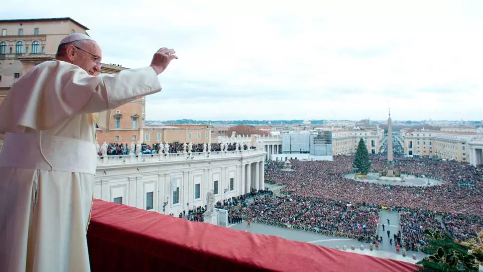 UNA MULTITUD. Francisco brindó su mensaje en la plaza de San Pedro, ante miles de fieles. REUTERS
