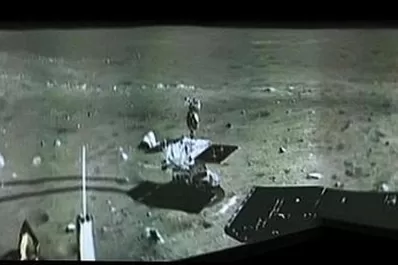 Yutu envía su primera panorámica de la Luna