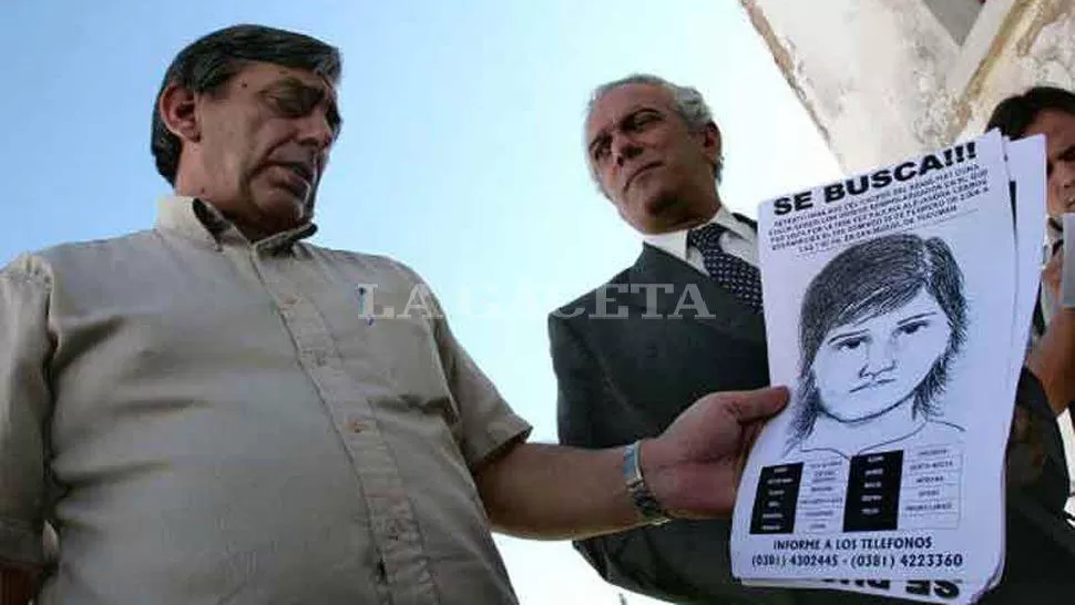 PRESENTACIÓN. Lebbos y su abogado Mrad, con un afiche del sospechoso del caso. FOTO LA GACETA / ARCHIVO. 