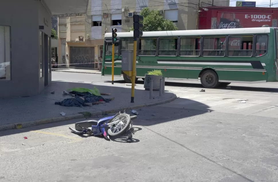 TRÁGICA ESCENA. Los cuerpos de los motociclistas quedaron en la vereda de San Martín y José Colombres. la gaceta / foto de jorge olmos sgrosso