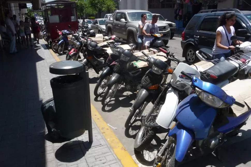 RESERVADO. Ante la invasión de motos, las autoridades municipales se vieron obligadas a habilitar en las calles de Concepción un espacio bastante generoso para los vehículos de dos ruedas. la gaceta / fotos de osvaldo ripoll