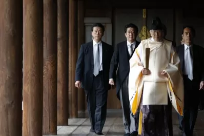 El primer ministro de Japón ofende a China y a Corea del Sur