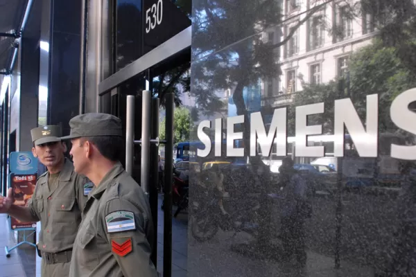 Procesan a 17 imputados por el caso Siemens