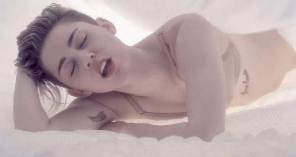 SENSUAL. Miley Cyrus derrocha erotismo en su nuevo videoclip. CAPTURA DE VIDEO