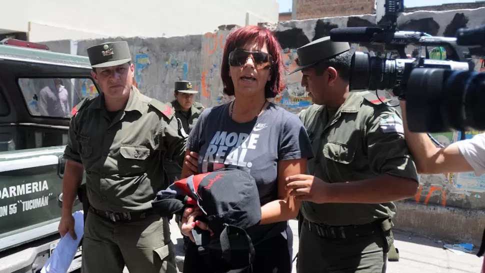 PRESA. Rivero, custodiada por gendarmes, antes de ingresar al Juzgado. LA GACETA / FOTO DE INES QUINTEROS ORIO. 