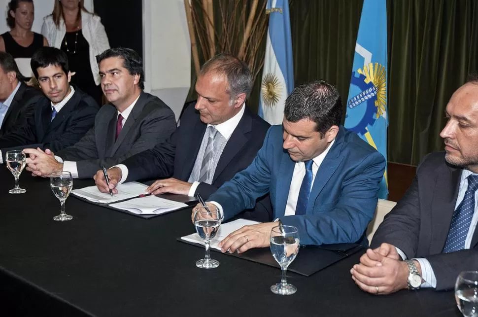 CONVENIOS. Firman Buzzi, gobernador de Chubut, y Galuccio (der.), de YPF. dyn