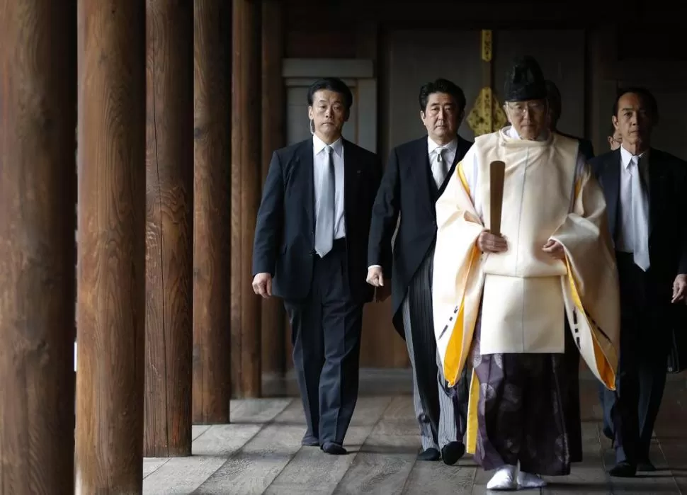 TEMPLO YASUKUNI. Abe llega al santuario conducido por sacerdote sintoista. reuters