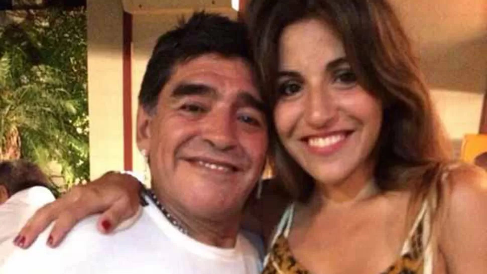 CON COMPAÑIA. Maradona en la noche de Navidad con su hija Giannina. FOTO TOMADA DE LANACION.COM
