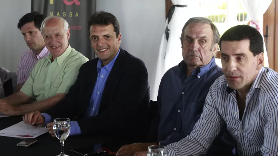 MESA “CHICA”. Massa (centro) lanzó su plan para 2014. Vargas Aignasse (extremo derecho) estuvo en el acto. DYN