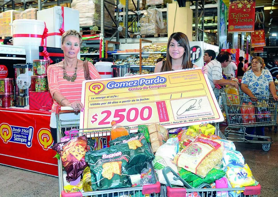 SE LLEVÓ DE TODO. Graciela llenó varios carritos con mercadería. la gaceta / foto de hector peralta