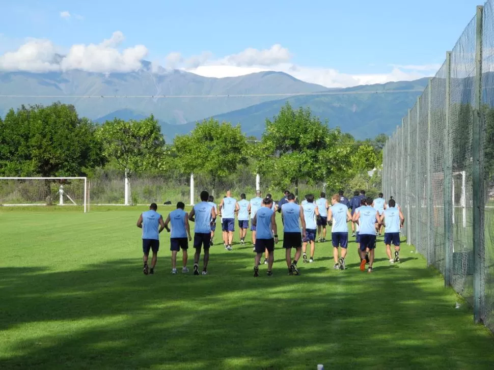 LA ÚLTIMA VEZ. El plantel de la temporada 2011/12 trota en una de las canchas del complejo Confraternidad, en Salta.  