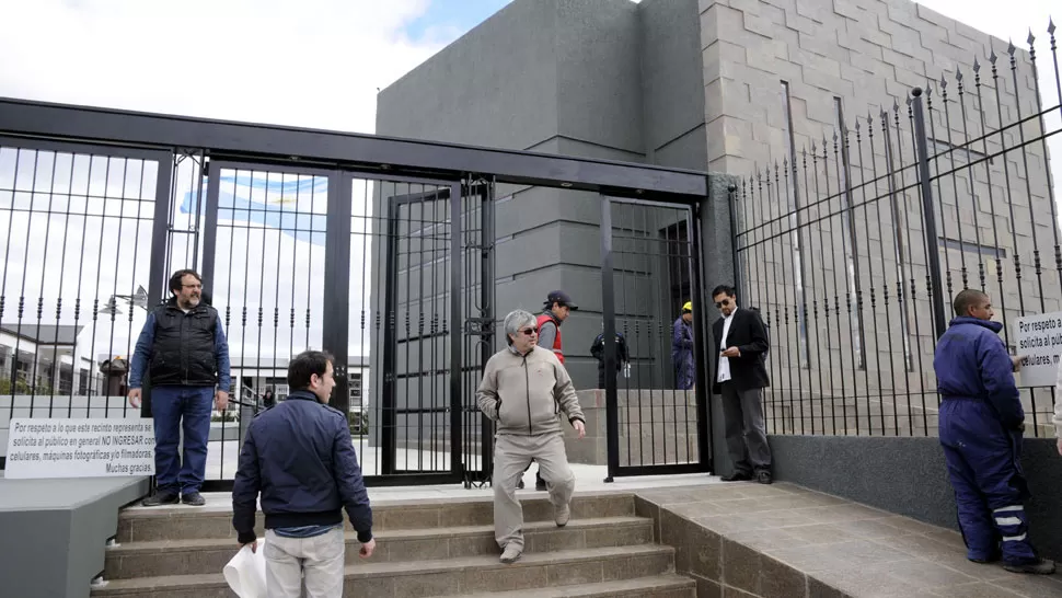 CONSTRUCTOR. Lázaro Báez, saliendo del mausoleo de Kirchner. FOTO TOMADA DE DIAADIA.COM.AR