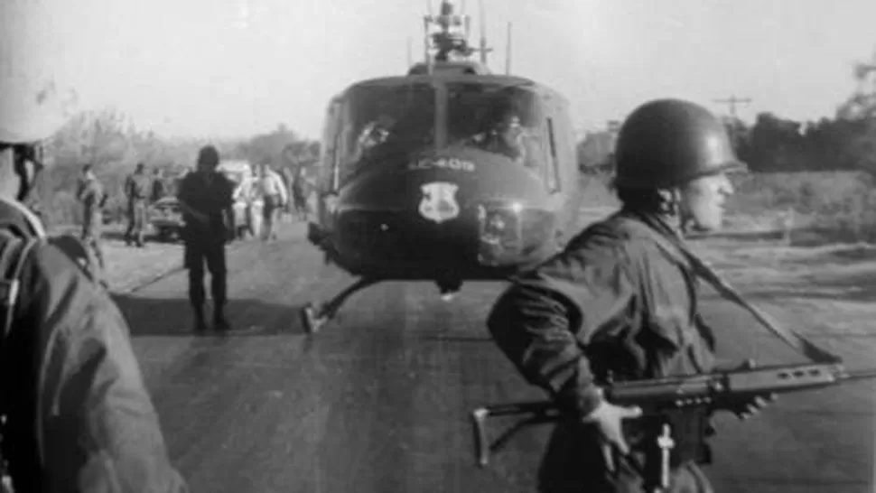 HISTORIA REVISADA. Tras la masacre de Capilla del Rosario, los cuerpos de los guerrilleros fueron trasladados en helicópteros. FOTO TOMADA DE ELANCASTI.COM