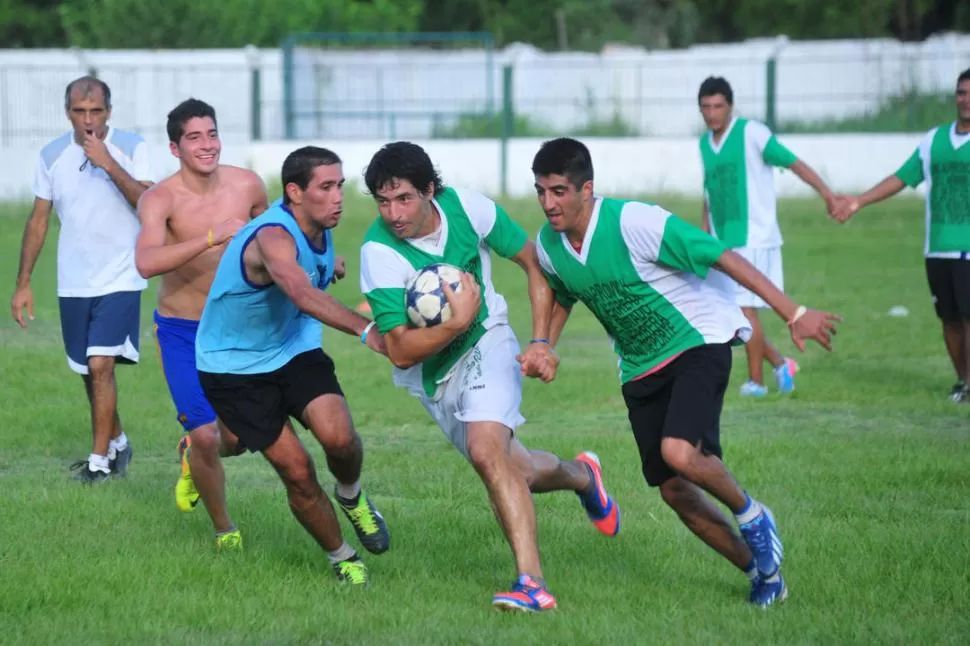PONIÉNDOSE EN RITMO. Los integrantes del plantel de San Fernando realizan diferentes y entretenidos ejercicios para lograr tener mayor dominio de la pelota. 