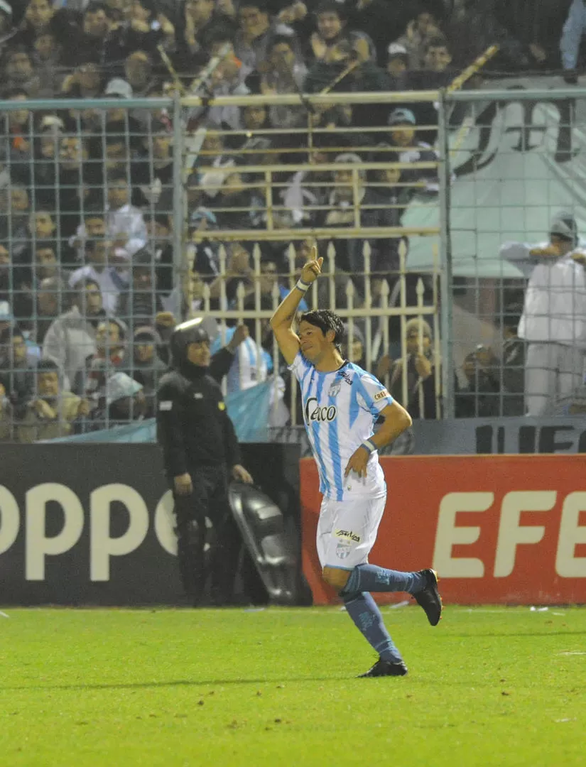 DEDO HACIA ARRIBA. “Mudo” ya salió de la montaña humana y vuelve a su posición tras el gol a Independiente. 