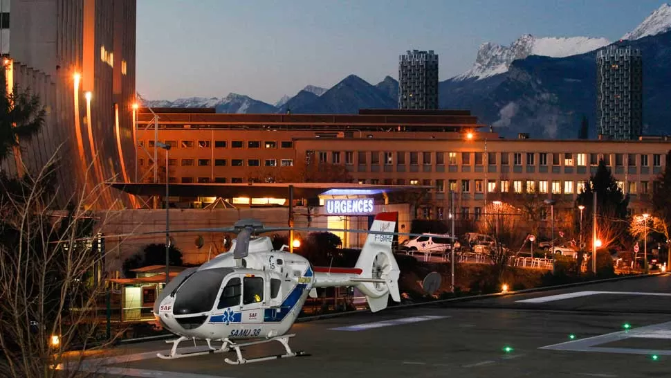 CUIDADOS INTENSIVOS. Schumacher es acompañado 24 horas por un equipo médico en un hospital francés. REUTERS