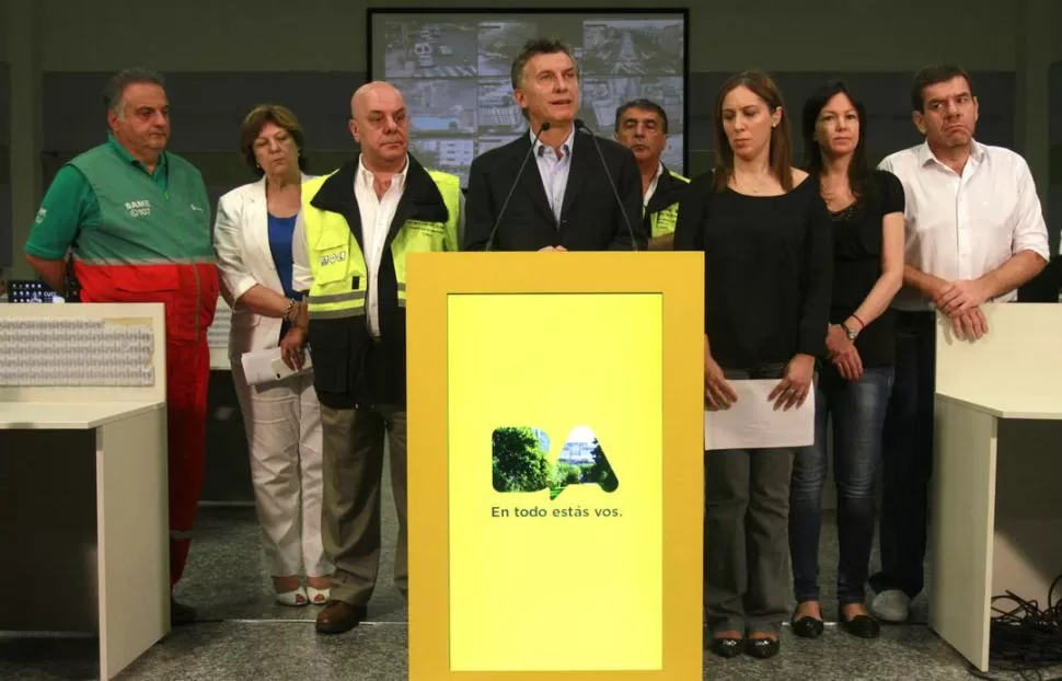 RESTRICCIÓN. Macri anunció que se apagarán los carteles luminosos. dyn