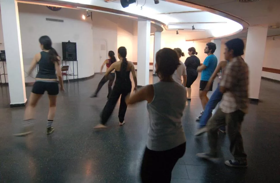 A BAILAR. El año pasado, los talleres de danza de la UNT tuvieron una muy buena respuesta de interesados. la gaceta / foto de inés quinteros orio (archivo)