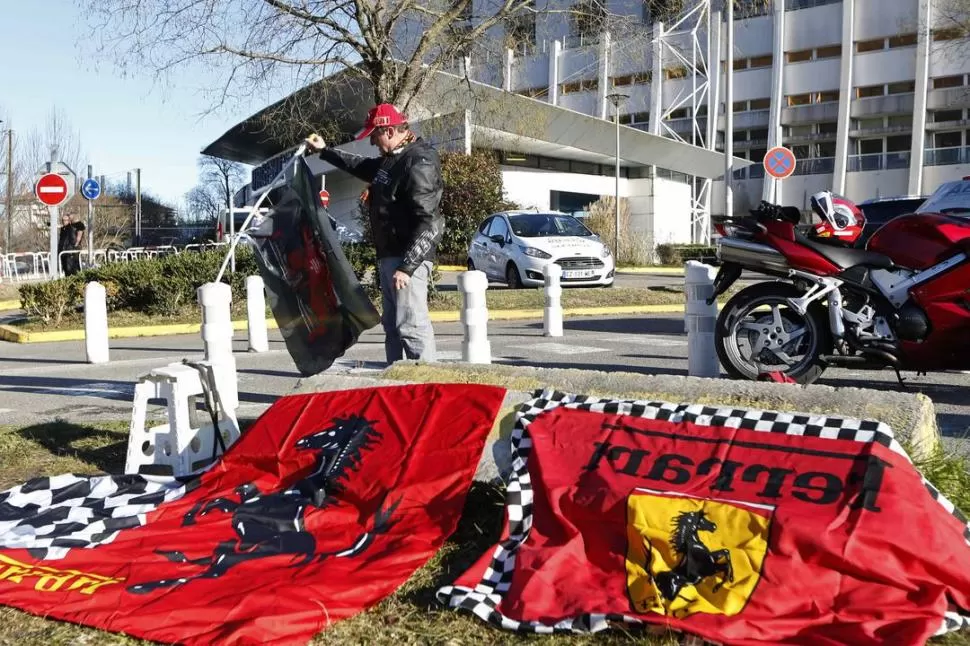 “TIFOSI”. Una multitud de fanáticos, sobre todo de Ferrari, se instaló en las puertas de la clínica para acompañar a “Schumi”. reuters