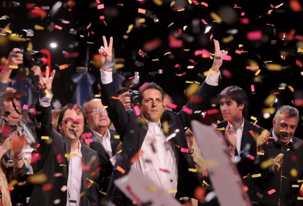 OBJETIVO CUMPLIDO. Sergio Massa y los dirigentes del Frente Renovador festejan tras el aplastante triunfo. fotos dyn - telam