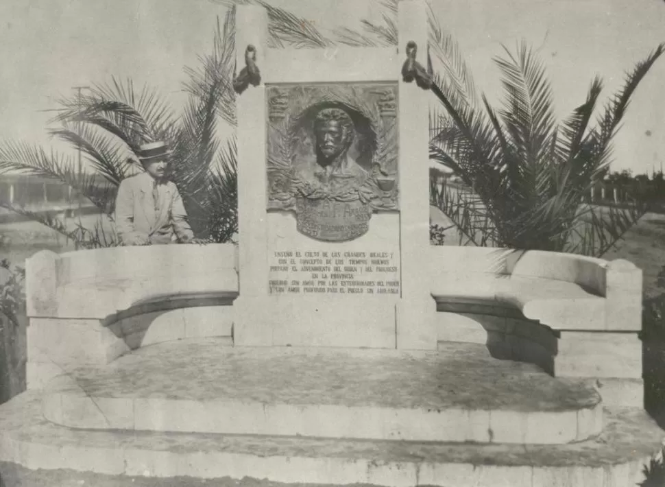 MONUMENTO DESAPARECIDO. En 1917 se inauguró este monumento al doctor Benjamín Aráoz, en la avenida de su nombre. Un día no precisado se lo retiró, sin explicaciones. la gaceta / archivo