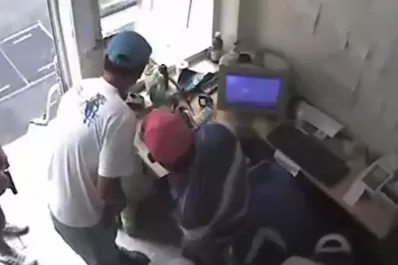 Un video registró un asalto a una estación de servicio de Bella Vista