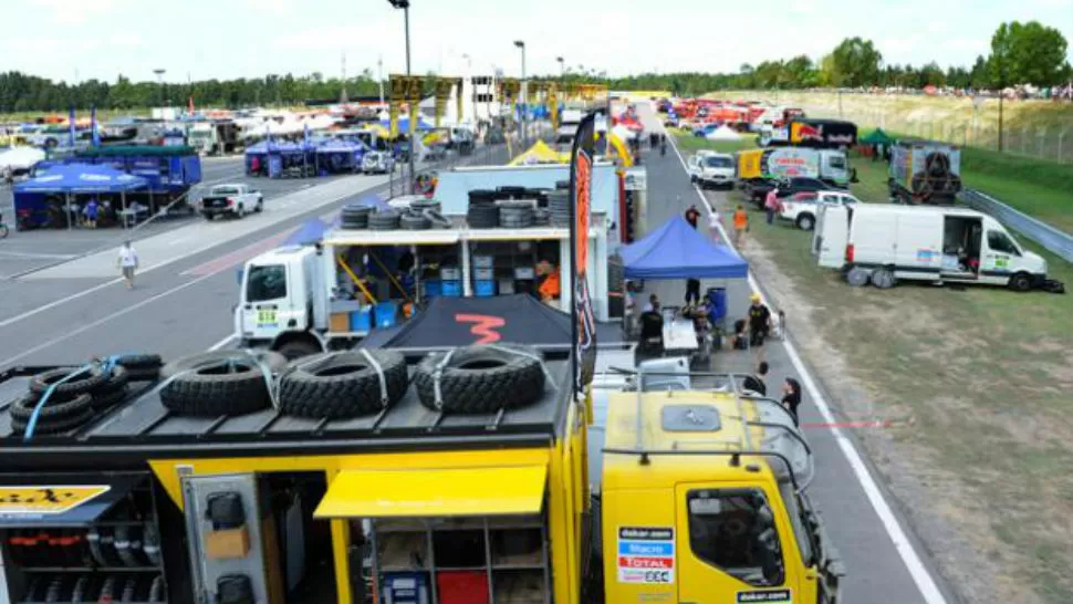 A LA ESPERA. Los mecánicos preparan en el autódromo los camiones, autos, motos y cuatris. FOTO TOMADA DE LA CAPITAL.COM